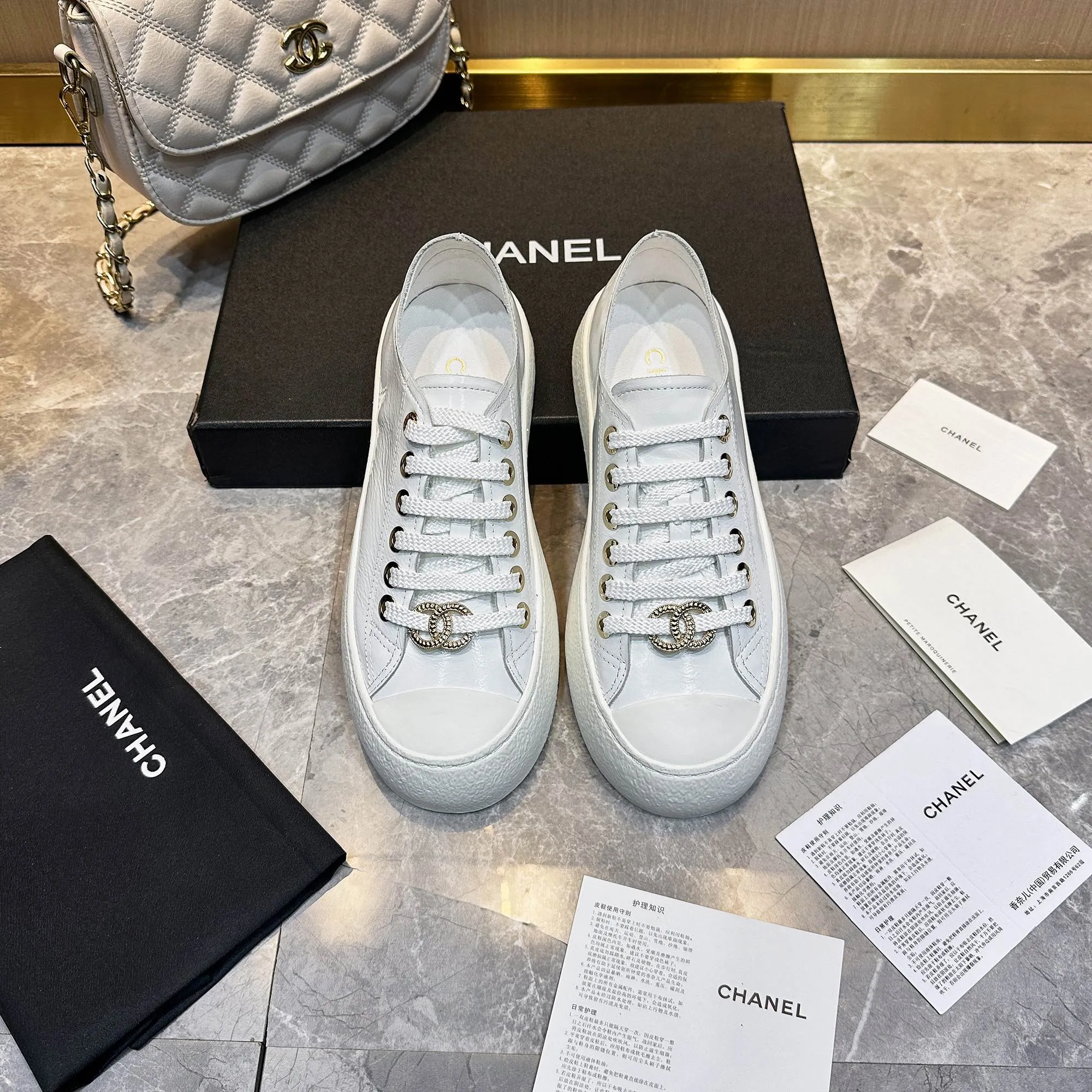 👟👟Ex-factory price 440👟👟 Chanel Chanel - 2024 counter top casual sports shoes This classic design; the upper is electro-embroidered with a variety of craftsmanship; the outsole is fashionable and sporty; it is extraordinary and incorporates a variety of color matching elements... The diversified mix and match is very good-looking and versatile, casual, fashionable, sports and outdoor can be taken into account... ꫛꫀꪝ Go➫ Material: ❶Upper made of: Original imported cowhide ❷Inside made of: original imported breathable sheepskin ❸Outsole based on: original TPU outsole Full set of boutique packaging for women 35–41